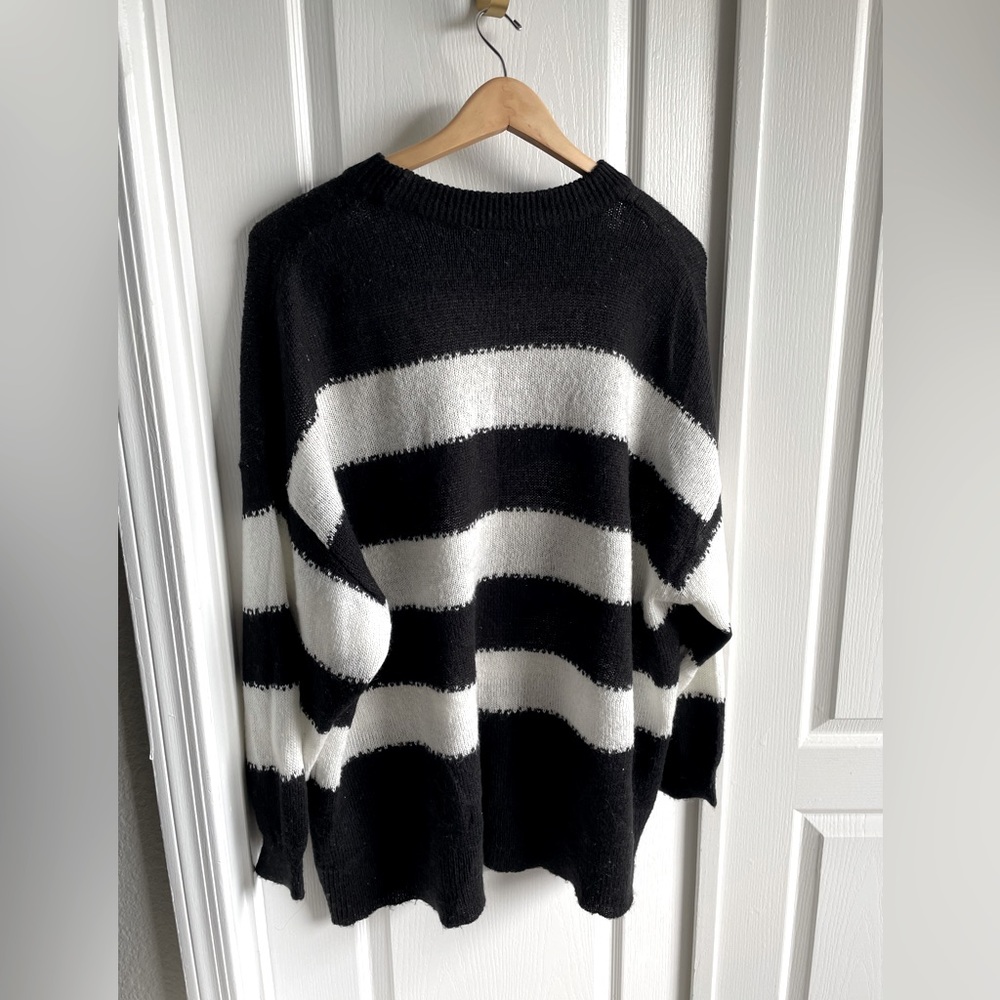 🖤 H&M SWEATER